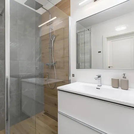 아파트 Bright Spacious With Parking Mazowiecka By Renters 코워브제크