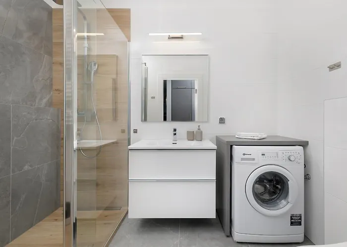 Bright Spacious With Parking Mazowiecka By Renters Apartment