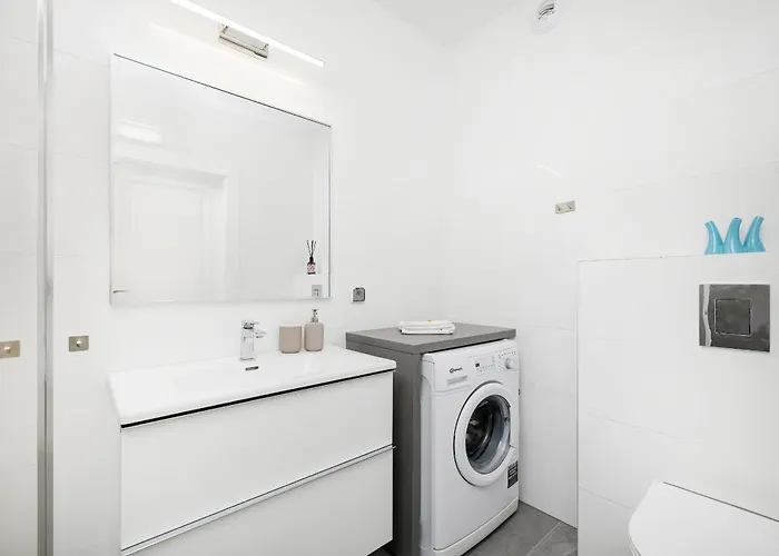 Apartment Bright Spacious With Parking Mazowiecka By Renters *