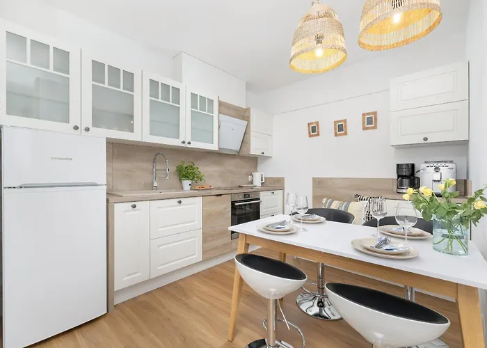 Apartment Bright Spacious With Parking Mazowiecka By Renters *