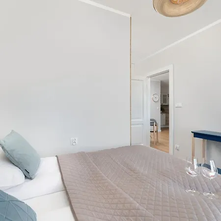 Bright Spacious With Parking Mazowiecka By Renters 公寓