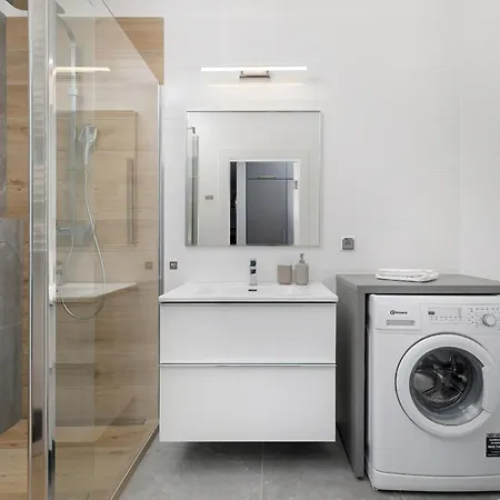 Bright Spacious With Parking Mazowiecka By Renters 公寓