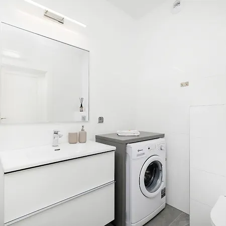 Apartment Bright Spacious With Parking Mazowiecka By Renters *