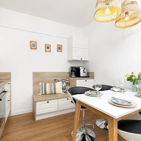 Bright Spacious With Parking Mazowiecka By Renters 公寓 科沃布热格