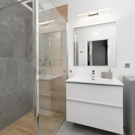 Bright Spacious With Parking Mazowiecka By Renters 科沃布热格
